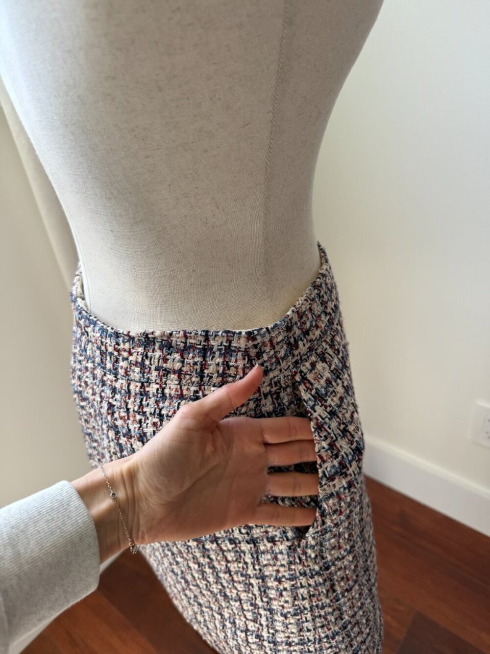 LOFT Tweed Mini Skirt Size 4 | Lined Textured Bouclé | Business Casual Chic - Picture 4 of 10